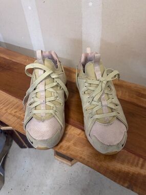 Nike hurache pink and tan sneaker
